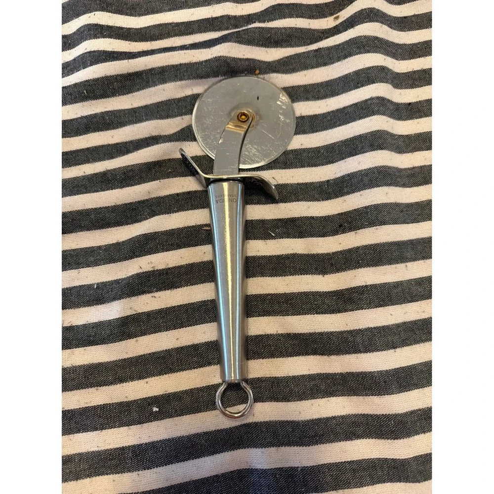 Oneida Stainless Steel Pizza Cutter Silver Rotary Blade Kitchen Tool Slicer